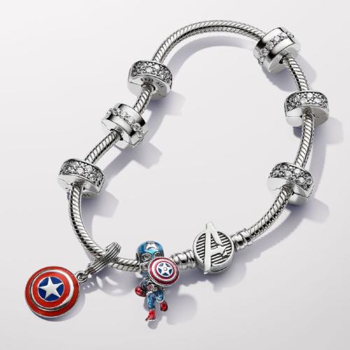 Pandora Charm Captain America en argent sterling avec zircons transparents et rouges, émail rouge et bleu Marvel x Pandora  793129C01